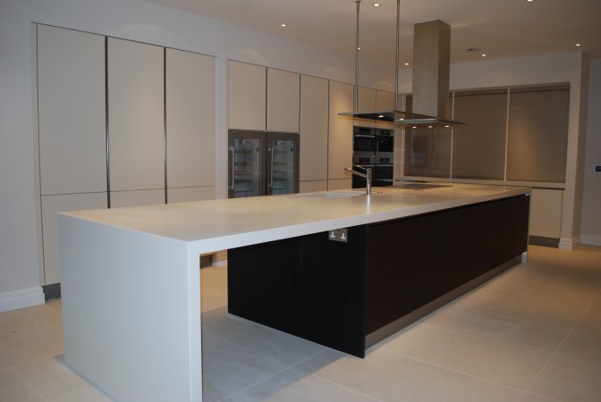 Oversized Corian Island In Glacier White Counter Production Ltd   DT2 672x450 